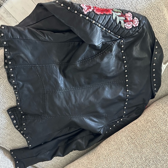 Embroidered leather jacket. - Picture 6 of 11